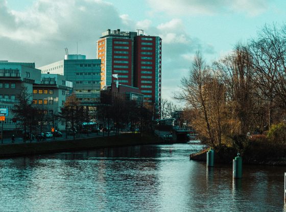 stad Groning langs een rivier